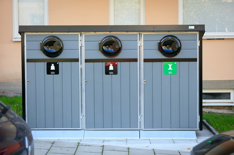 Kärlskåp för återvinning utanför fastighet i Stockholm.