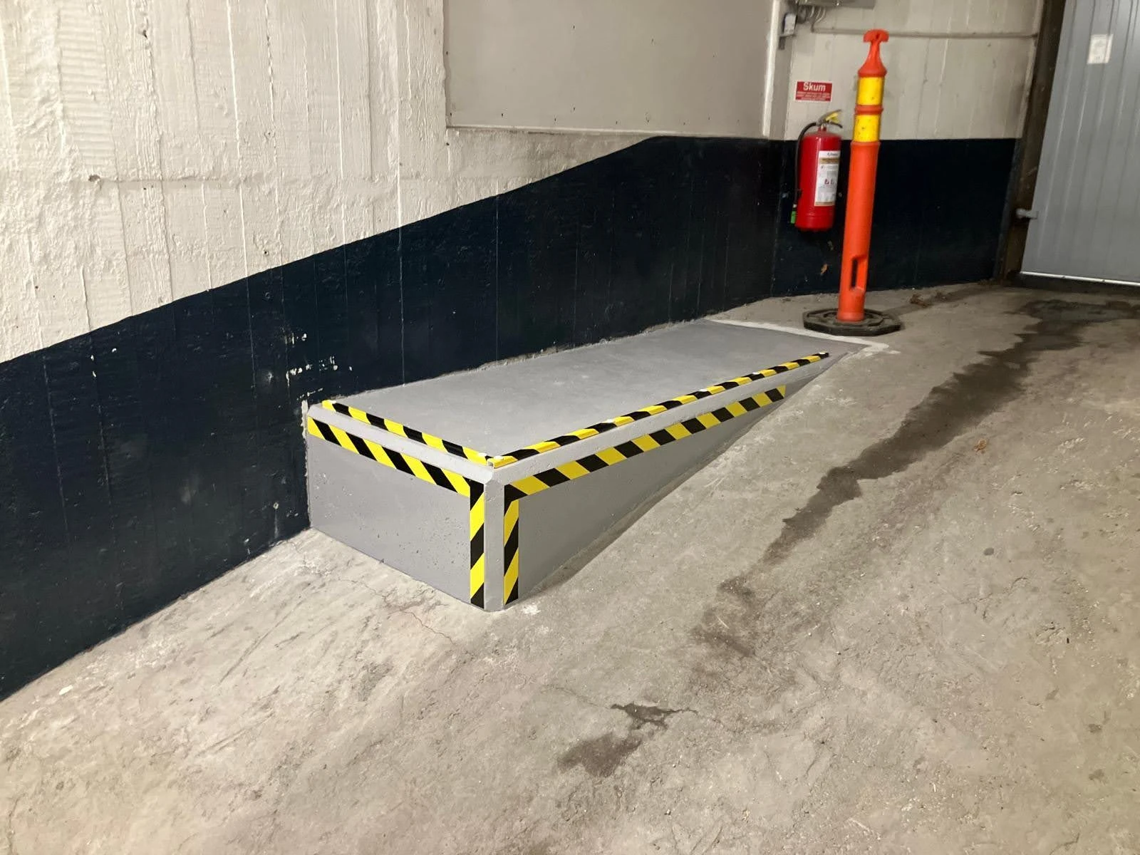 Nybyggd ramp för sopkärl.